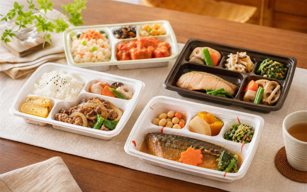 食卓に並んだ複数の宅配弁当